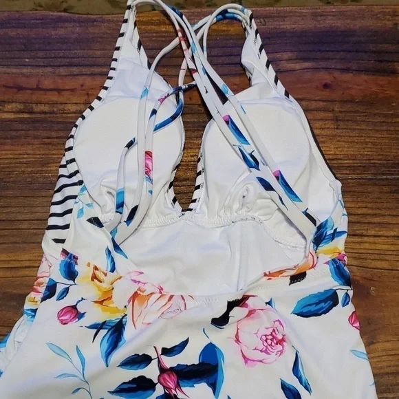 Cupshe Floral and Stripes One Piece Swimsuit Size Medium - Picture 4 of 7